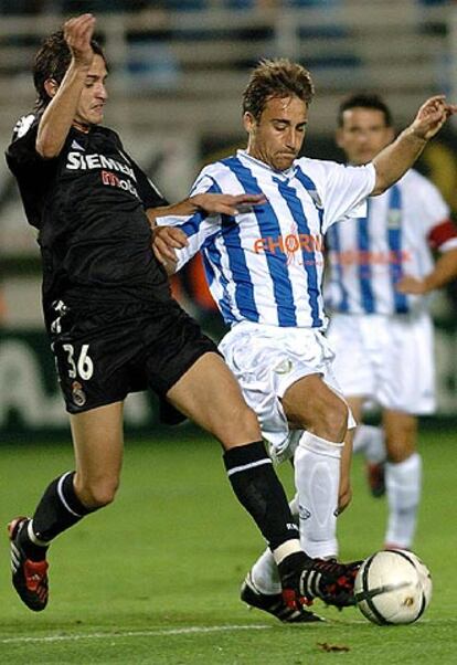 Álex Pérez lucha por el balón con Borja, del Leganés.