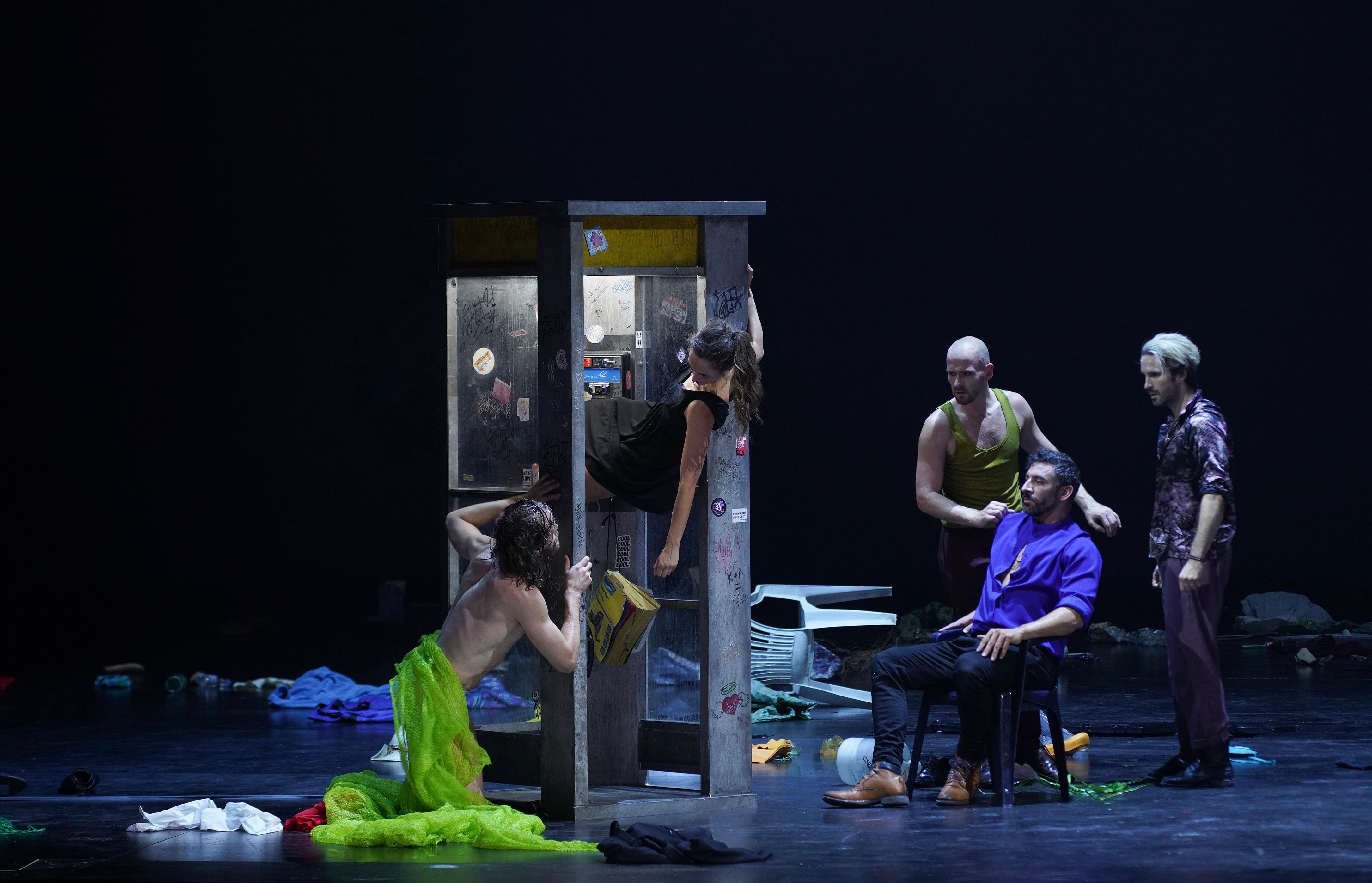 El bailarín Gorka Culebras como el Mandarín y Carla Pérez Mora como la Chica junto a los tres vagabundos encarnados por Nicky van Cleef, David Ventó y Joni Österlund en ‘El mandarín maravilloso’, el pasado 2 de noviembre en el Teatro Real.