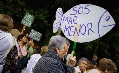 Manifestantes durante la manifestación por el mar Menor el miércoles..