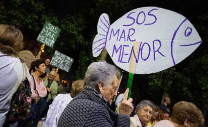 Manifestantes durante la manifestación por el mar Menor el miércoles..  