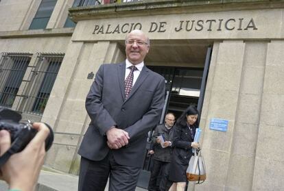 El alcalde de Ourense, por detrás el exalcalde junto a la teniente de alcalde