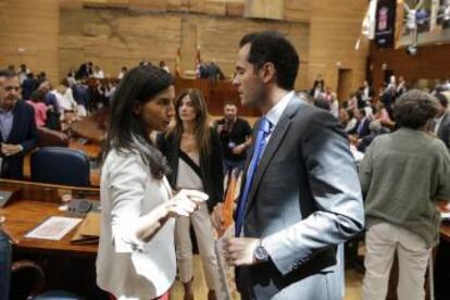 Monasterio con Aguado después de la sesión de investidura en la Asamblea en Madrid.