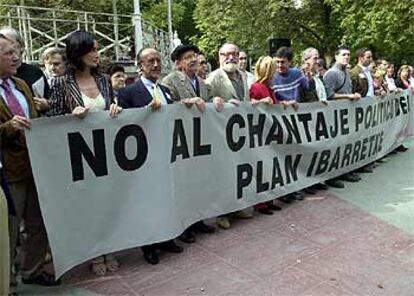 Miembros de la plataforma ¡Basta Ya! se manifiestan contra el proyecto soberanista de Ibarretxe por fuera de la Cámara de Vitoria.