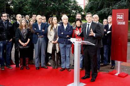 López se dirige a los asistentes a su acto en el barrio bilbaíno de Rekalde.