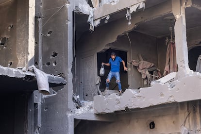 Un hombre camina entre los restos de una edificio, este viernes en Beirut.