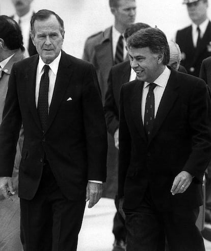 29 de octubre de 1991. El presidente de Estados Unidos, George Bush, es recibido por el presidente Felipe González, a su legada a Madrid para asistir a la Conferencia de Paz sobre Oriente Próximo.