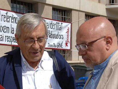 Josep Huguet conversando en Prada con el abad de Cuixà, Daniel Codina.