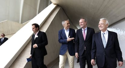 El presidente de la Generalitat, Alberto Fabra (segundo por la derecha), a su llegada a un acto al Palau de les Arts.