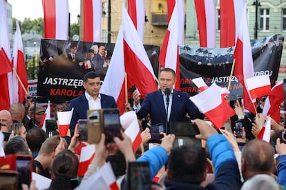 Los candidatos a la presidencia de Rumania y Polonia, George Simion y Karol Nawrocki, este martes en la ciudad polaca de Zabrze.