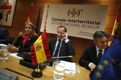 El ministro de Sanidad, Alfonso Alonso, en el centro, presidiendo por primera vez la reunión del Consejo Interterritorial de Salud.