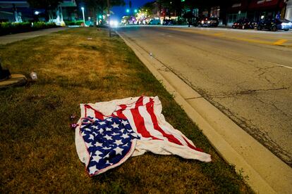 An American flag blanket is seen abandoned along the parade route after a mass shooting at a Fourth of July parade in the Chicago suburb of Highland Park, Illinois, U.S. July 4, 2022.  REUTERS/Cheney Orr     TPX IMAGES OF THE DAY