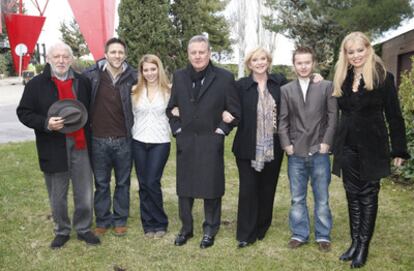 Los protagonistas de <i>Farmacia de Guardia</i> durante la presentación hoy de la serie. De izquierda a derecha: Álvaro de Luna, Miguel Ángel Garzón, Alicia Rozas, Carlos Larrañaga, Concha Cuetos, Julián González y Emma Ozores.