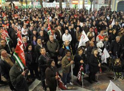 Los trabajadores de la empresa Astilleros cortaron el centro de Huelva en protesta por inactividad del secto y el atraso en el cobro de nóminas