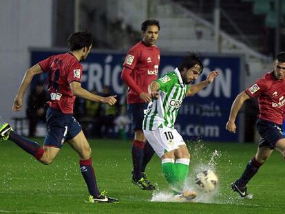 Beñat trata de sacar un balón con el campo encharcado.