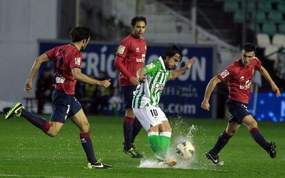 Beñat trata de sacar un balón con el campo encharcado.