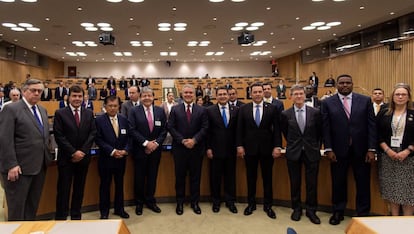 El presidente Iván Duque (c) junto con los mandatarios de Honduras, Juan Orlando Hernández, y Guatemala, Jimmy Morales.