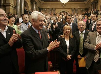 De izquierda a derecha, Pasqual Maragall, Manuela de Madre, Artur Mas, Josep Lluís Carod Rovira y Joan Saura, el día de la aprobación del Estatuto en el Parlamento catalán, el 30 de septiembre de 2005.