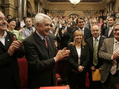 De izquierda a derecha, Pasqual Maragall, Manuela de Madre, Artur Mas, Josep Lluís Carod Rovira y Joan Saura, el día de la aprobación del Estatuto en el Parlamento catalán, el 30 de septiembre de 2005.