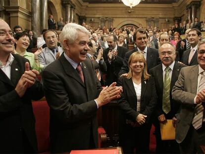 De izquierda a derecha, Pasqual Maragall, Manuela de Madre, Artur Mas, Josep Lluís Carod Rovira y Joan Saura, el día de la aprobación del Estatuto en el Parlamento catalán, el 30 de septiembre de 2005.