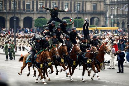 Desfile militar en el que se realizan acrobacias en celebración del 109 aniversario de la Revolución Mexicana, en la plaza Zócalo de la Ciudad de México.
