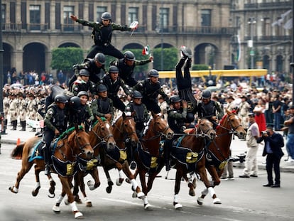 Desfile militar en el que se realizan acrobacias en celebración del 109 aniversario de la Revolución Mexicana, en la plaza Zócalo de la Ciudad de México.
