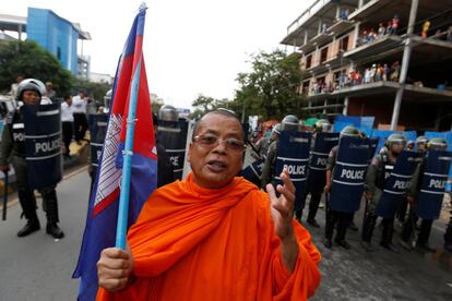 Los antidisturbios bloquean a los manifestantes durante una protesta en Phnom Penh, Camboya.