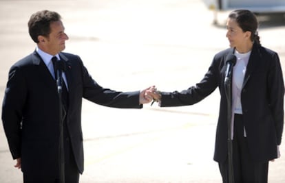 Ingrid Betancourt y el presidente francés, Nicolas Sarkozy, durante una rueda de prensa celebrada a la llegada de la ex rehén de las FARC a Francia, el 4 de julio de 2008.