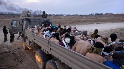 Camión militar israelí cargado en Gaza con detenidos palestinos semidesnudos y con los ojos vendados el pasado 8 de diciembre.