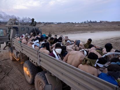 Camión militar israelí cargado en Gaza con detenidos palestinos semidesnudos y con los ojos vendados el pasado 8 de diciembre.