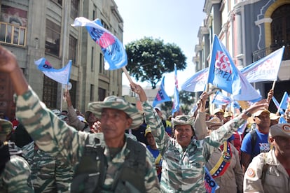 “Trataron de convertir la juramentación (...) en una guerra mundial, que si invaden, que si entran, que si salen… Digan lo que quieran decir, hagan lo que quieran hacer, pero esta toma de posesión constitucional venezolana no la pudieron impedir y es una gran victoria venezolana”, ha dicho Maduro en su discurso