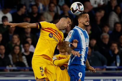 El jugador del Espanyol,  Joselu, right, salta junto a Sergio Busquets durante el encuentro. 