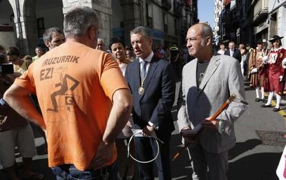 Un trabajador de Corrugados Azpeitia expone la situación laboral de la empresa a Urkullu y Garitano el pasado 1 de agosto.