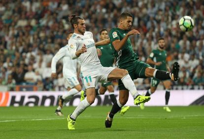 Bale pugna por el bal&oacute;n con Zouhair Feddal