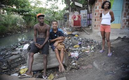 Moradores do Complexo da Maré, no Rio de Janeiro, em abril deste ano.