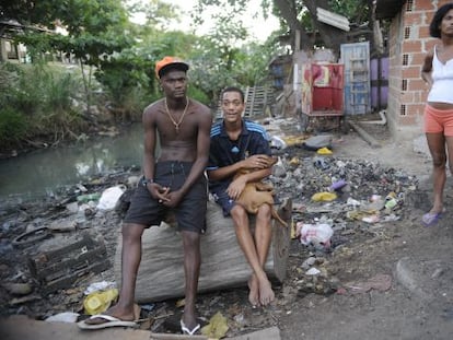 Moradores do Complexo da Maré, no Rio de Janeiro, em abril deste ano.