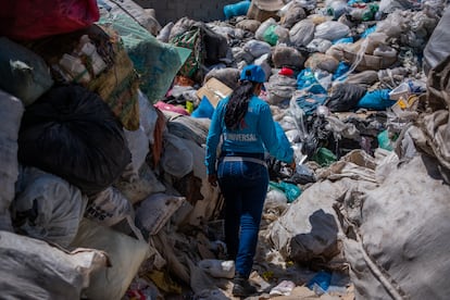 Una operadora de la Asociación de recicladores universal, camina por uno de los patios de recolección en el barrio El Ferry en Barranquilla (Colombia), el 7 de febrero de 2023.