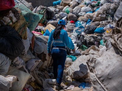 Una operadora de la Asociación de recicladores universal, camina por uno de los patios de recolección en el barrio El Ferry en Barranquilla (Colombia), el 7 de febrero de 2023.