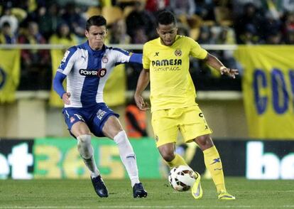 Gio Dos Santos domina la pelota frente a Héctor Moreno.