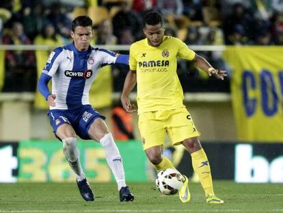 Gio Dos Santos domina la pelota frente a Héctor Moreno.