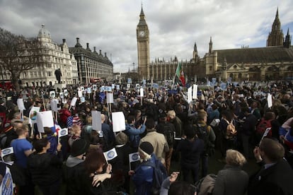 Un grupo de manifestantes se concentran en la plaza del Parlamento en apoyo a los migrantes en Londres, Inglaterra, el 20 de febrero.