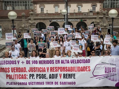 Protesta del víctimas del Alvia en julio de 2018 en la estación de Santiago.