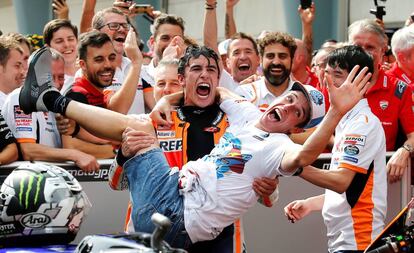 Marc Márquez celebra junto a su hermano Alex Márquez, campeón de Moto2.