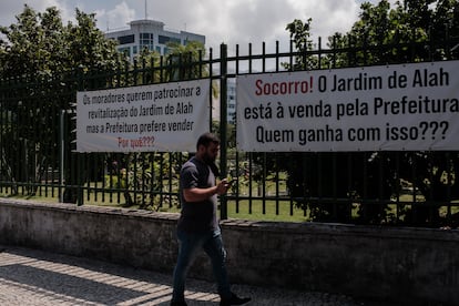 Los vecinos reclaman con pancartas en las vallas del parque Jardim de Alah que el ayuntamiento no entregue el parque a la iniciativa privada.