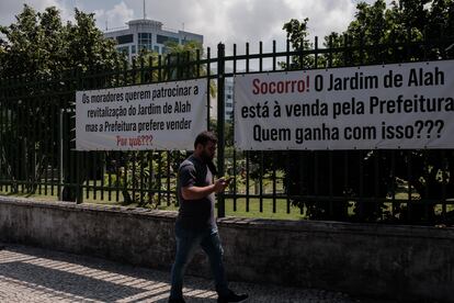 Los vecinos reclaman con pancartas en las vallas del parque Jardim de Alah que el ayuntamiento no entregue el parque a la iniciativa privada.