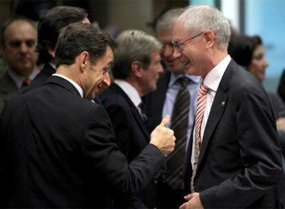 El presidente francés, Nicolás Sarkozy, conversa con el primer ministro belga, Herman Van Rompuy, durante la reunión de los jefes de Estado y de Gobierno de la UE en Bruselas.