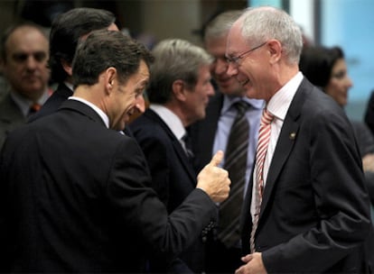 El presidente francés, Nicolás Sarkozy, conversa con el primer ministro belga, Herman Van Rompuy, durante la reunión de los jefes de Estado y de Gobierno de la UE en Bruselas.