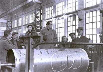 El poeta y su esposa en el taller de la fábrica mecánica de Presnaia.