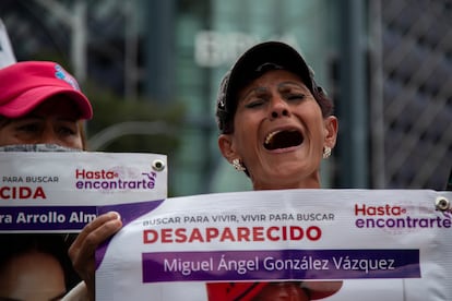 Mientras las dos mujeres escalaban, integrantes del colectivo coreaban consignas para exigir un alto a la violencia en el país y para protestar en contra de la militarización, algo que, en palabras de su vocera, Viviana Mendoza, solo genera “una falsa ilusión de seguridad”. En la imagen, una integrante de Hasta Encontrarte levanta un cartel con el nombre de un familiar desaparecido.