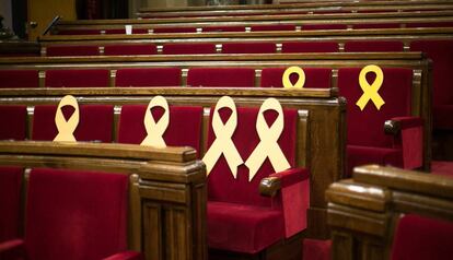 Seients buits amb llaços grocs al ple del Parlament.