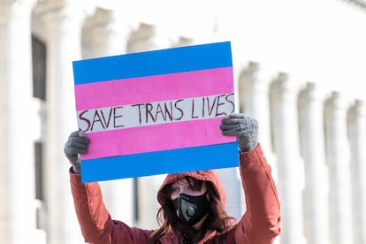 Una manifestante sostiene un cartel de apoyo a la comunidad transgénero durante una manifestación frente al Capitolio, este miércoles.